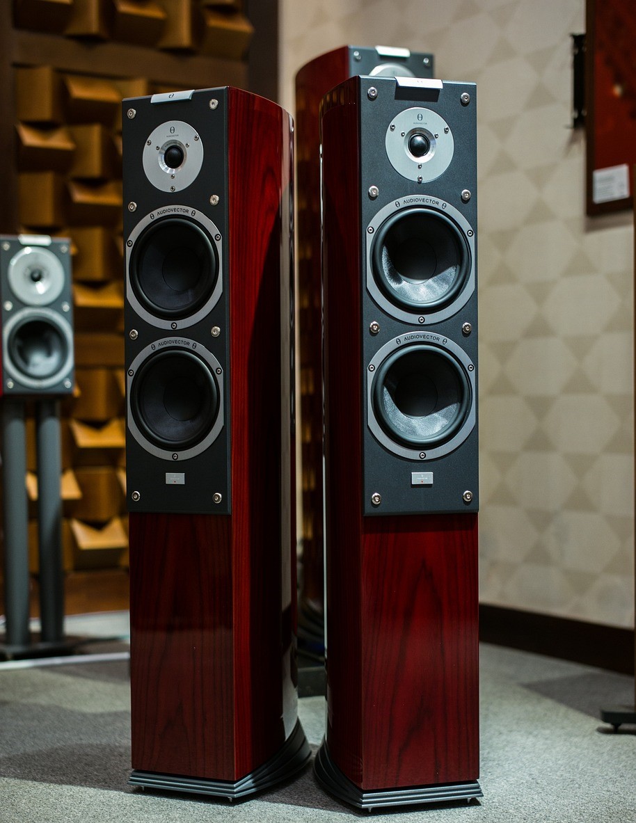 Research for the identification of a new distributor for a company specializing in high fidelity sound systems.