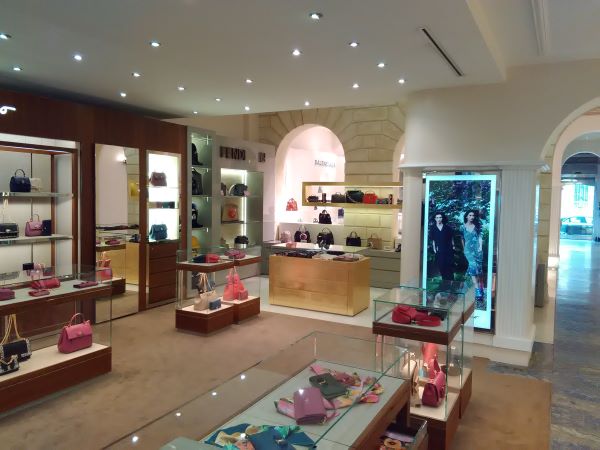 Business plan for a wholesale and retail company in luxury fashion goods located in France and development of a Quality Management System manual