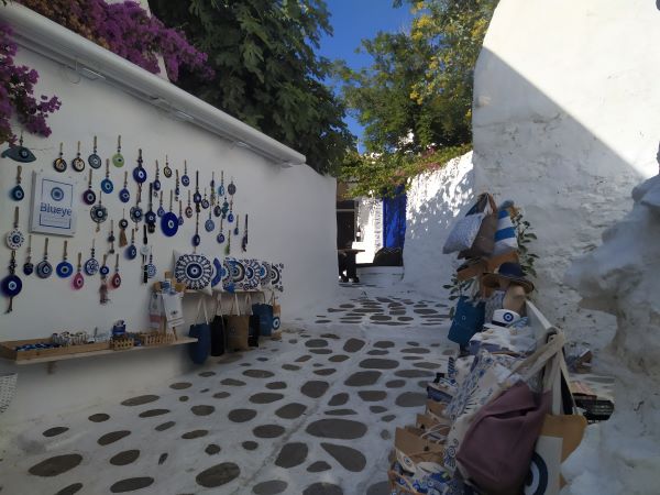 Market insights on  planned hotel developments, 5-star hotel performance in Mykonos and Santorini, and Cyclades transaction comparables for an international investor